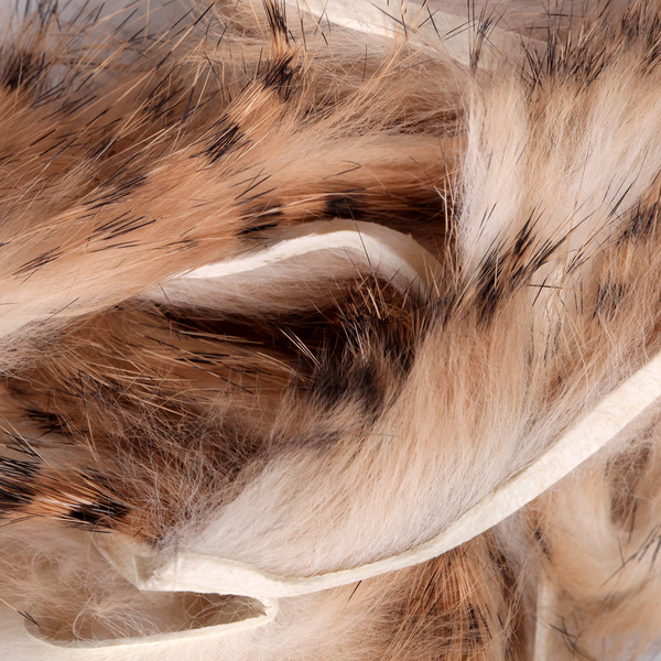 Hareline Lanières étroites de peau de lapin avec poils Micro Pulsator